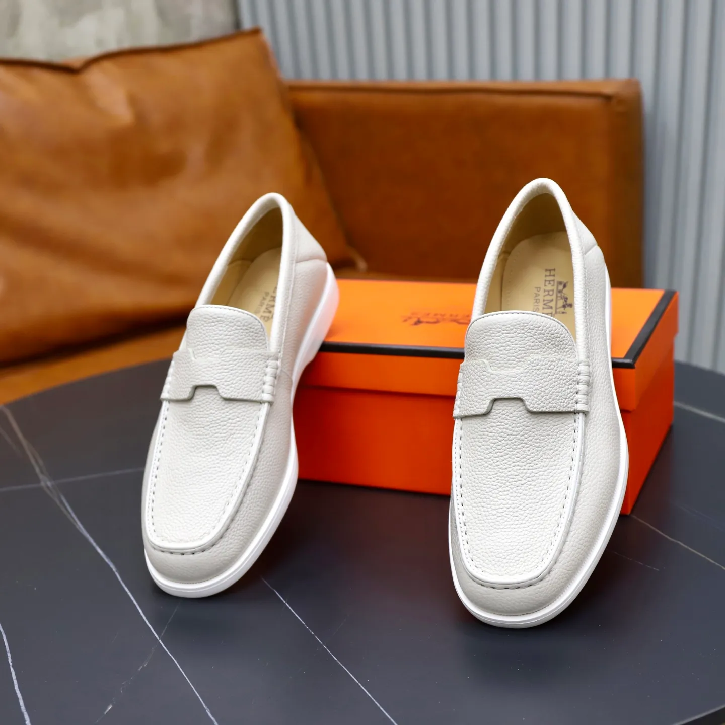 Ex-factory price: 560💰Hermès/Hermès slip-on men's shoes. This shoe is made of imported pebbled cowhide. It has simple and smooth lines and is combined with aerodynamically designed 3CM rubber foam ultra-light soles! Youthful and fashionable, classic H-shaped hardware buckle decoration, calf lining gently wraps the feet, with logo cowhide feet, casual and urban style, highlighting youthful vitality, sports and leisure version, super versatile, code number: 38-39-40-41-42-43-44 standard leather shoe size (45 can be customized but does not support returns)